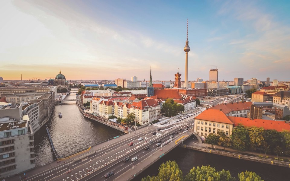 Blick über die Spree und das Berliner Stadtzentrum mit Fernsehturm