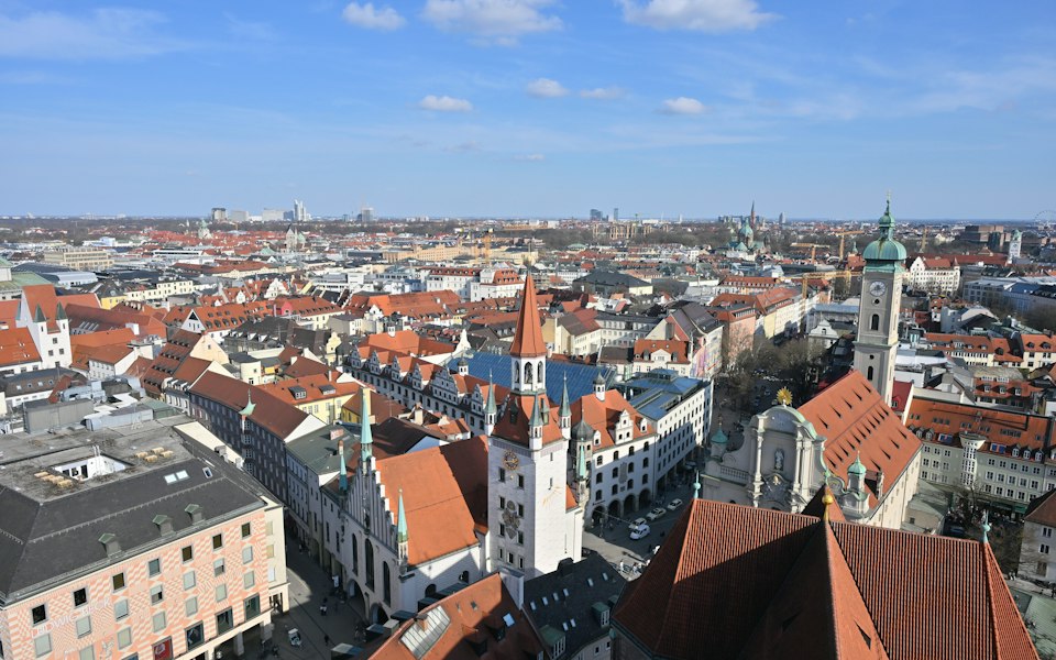 Blick über die Münchner Altstadt mit roten Dächern und Altem Rathaus