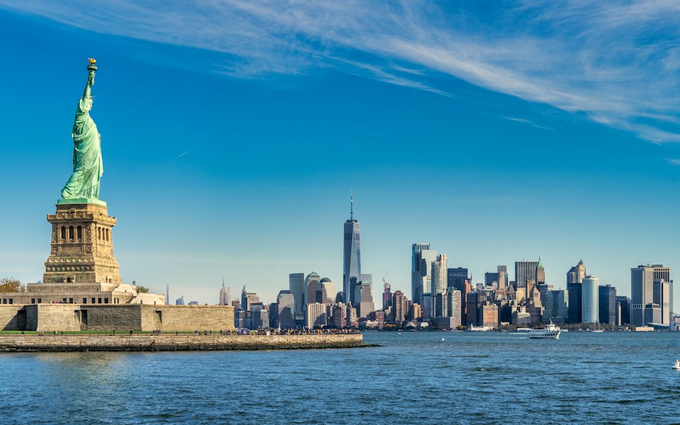 Freiheitsstatue und Skyline von Manhattan am New Yorker Hafen